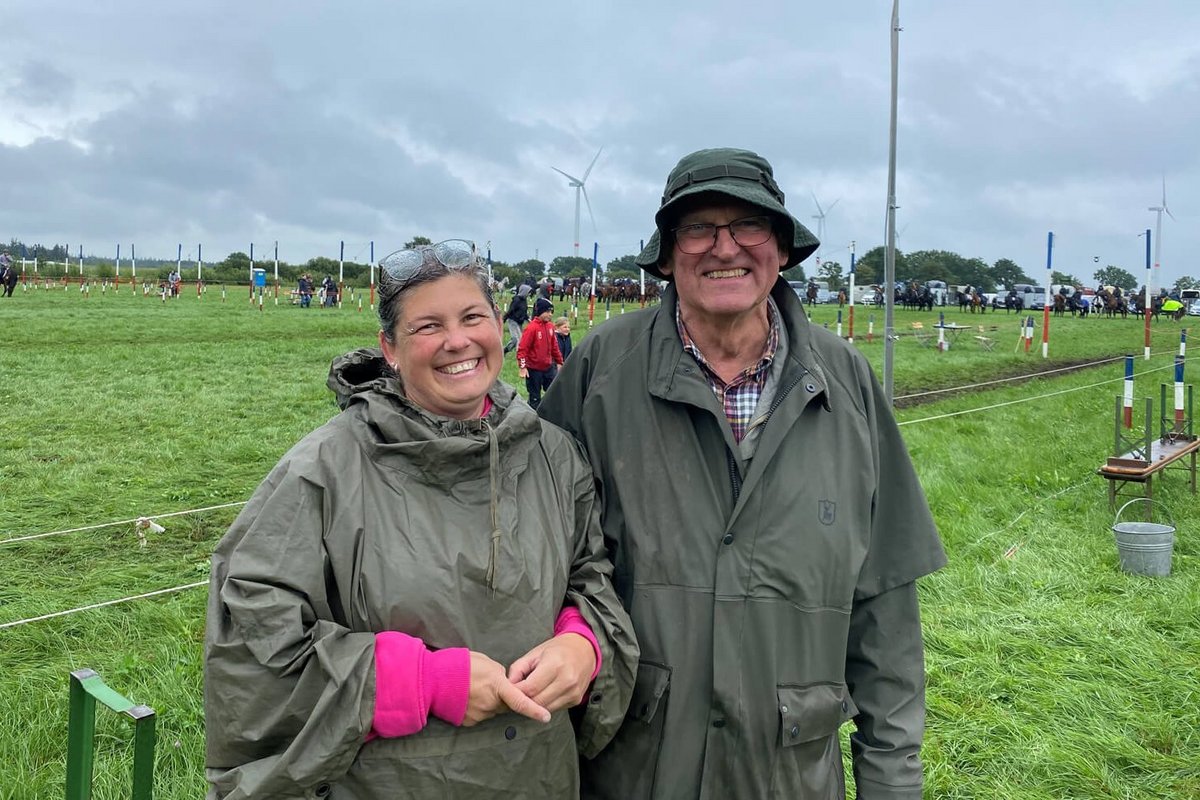 Sie nahmen das Wetter am Ende mit Humor: Steffi Gondesen und Erich Scholz vom Organisationsteam des Ringreiter- und Schützenvereins „Glück auf“ Lütjenholm. Sie waren letztlich froh, dass der Wettbewerb stattfinden konnte. Fotos: Felix Middendorf eine Frau und ein Mann im Regen