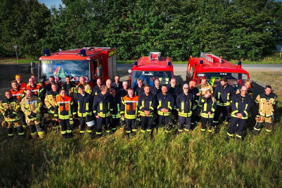 Gemeinsam sind wir stark: Die drei Wehren aus Högel, Sönnebüll und Vollstedt  Fotos: Sören Hansen eine große Gruppe Feuerwehrleute in Uniform