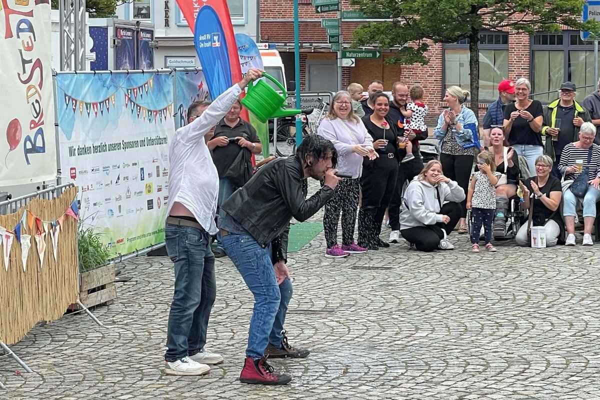 Voller Körpereinsatz bei der Crazy-Show der Halligtorbühne. Zwei Männer vor Publikum