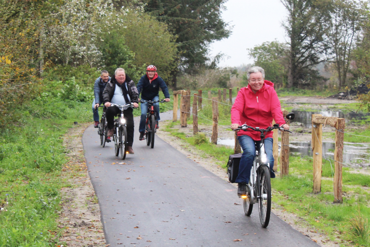 Mit Radwegslückenschlüssen soll das Angebot für Zweiradfahrer in der Region verbessert werden. Foto: Felix Middendorf Eine Gruppe Fahrradfahrer