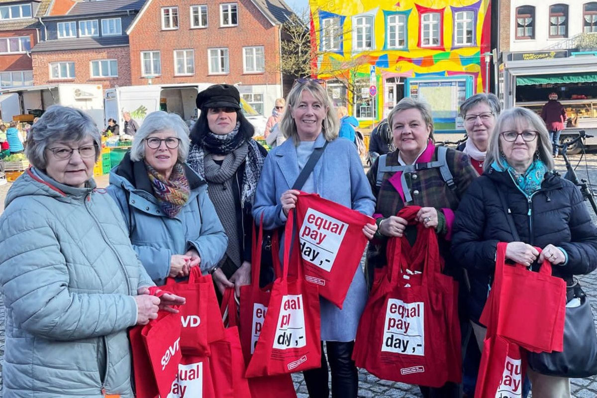 Gleichstellungsbeauftragte und Akteurinnen des SoVD informierten auf dem Bredstedter Marktplatz zum "Equal Pay Day". Foto: Felix Middendorf Eine Gruppe von Frauen