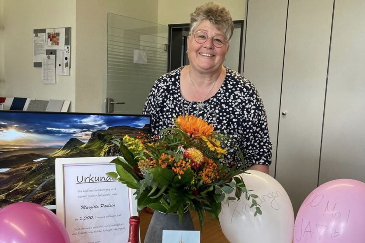 Standesbeamtin Margitta Paulsen vollzog jüngst ihre 1000. Trauung. Foto: Levke Petersen eine Frau