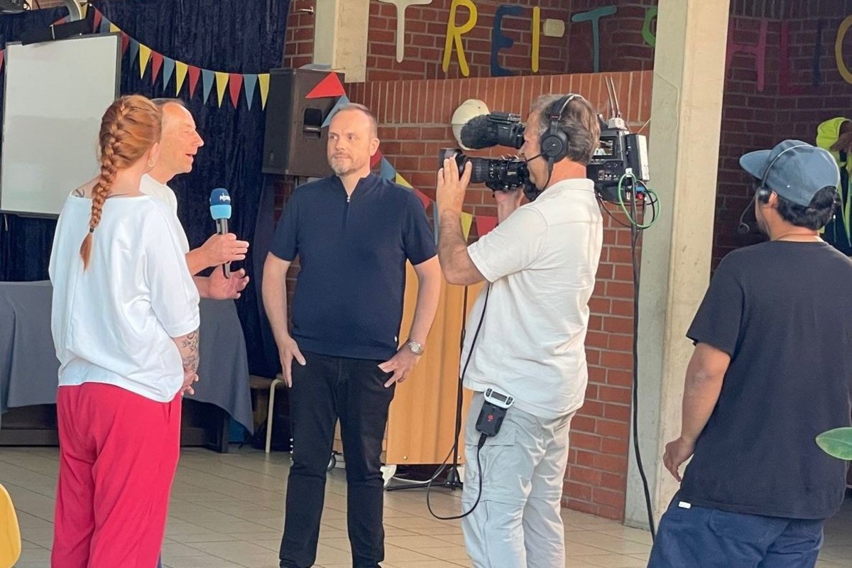 Das Interesse an den Ergebnissen der Schulanalyse war sehr groß. Der NDR berichtete sogar live im Schleswig-Holstein Magazin. Fotos: Felix Middendorf Ein Mann wird von einem Fernsehteam Interviewt.