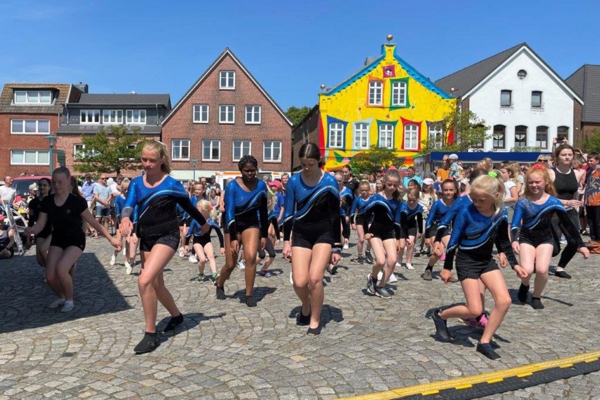 Zahlreiche Vereine (im Bild eine Gruppe des SV Germania Breklum) sollen sich im August in der Bredstedter Innenstadt präsentieren. Foto: Felix Middendorf Eine Gruppe bewegt sich in Sportbekleidung auf einem Platz.