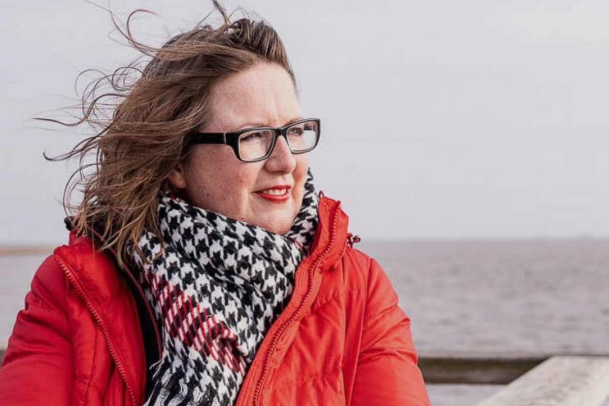 Karin Sesselmann gibt Frauen praxisnahe Tipps für mehr Durchsetzungskraft. Foto: Privat Eine Frau mit roter Jacke