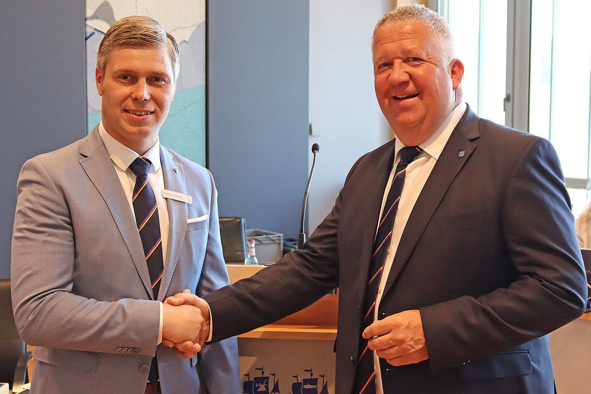 Gratulation zur Wiederwahl: Landrat Florian Lorenzen (links) und Kreispräsident Frank Zahel. Foto: Kreis NF  Zwei Männer