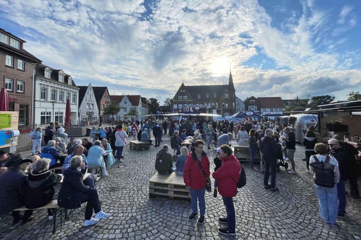 Das Wetter meinte es weitgehend gut und blieb während der Markttage nahezu stabil. Viele Menschen auf einem Platz