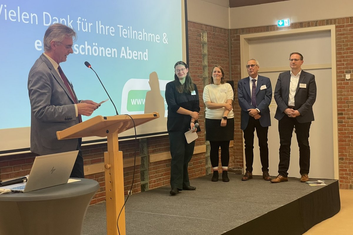 Claus Lass vorn und weitere smarna-Teammitglieder (Elisabeth Rotte v.l., Sabine Nahnsen, Bendix Asmussen und Christian Schmidt) Frauen und Männer auf einer Bühne