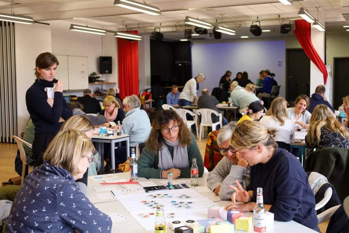 Schulleitungen, Lehrkräfte und weitere Mitarbeitende der Bildungseinrichtungen wurden beteiligt.  Eine Gruppe von Menschen
