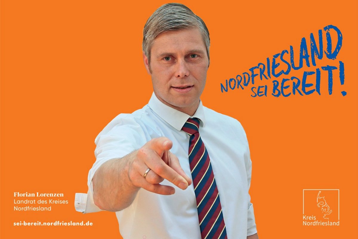 Landrat Florian Lorenzen fragt »Hest allens paraat?«© Kreis Nordfriesland Ein Mann zeigt auf Betrachtende des Bildes. Neben ihm der Schriftzug: Nordfriesland sei bereit!