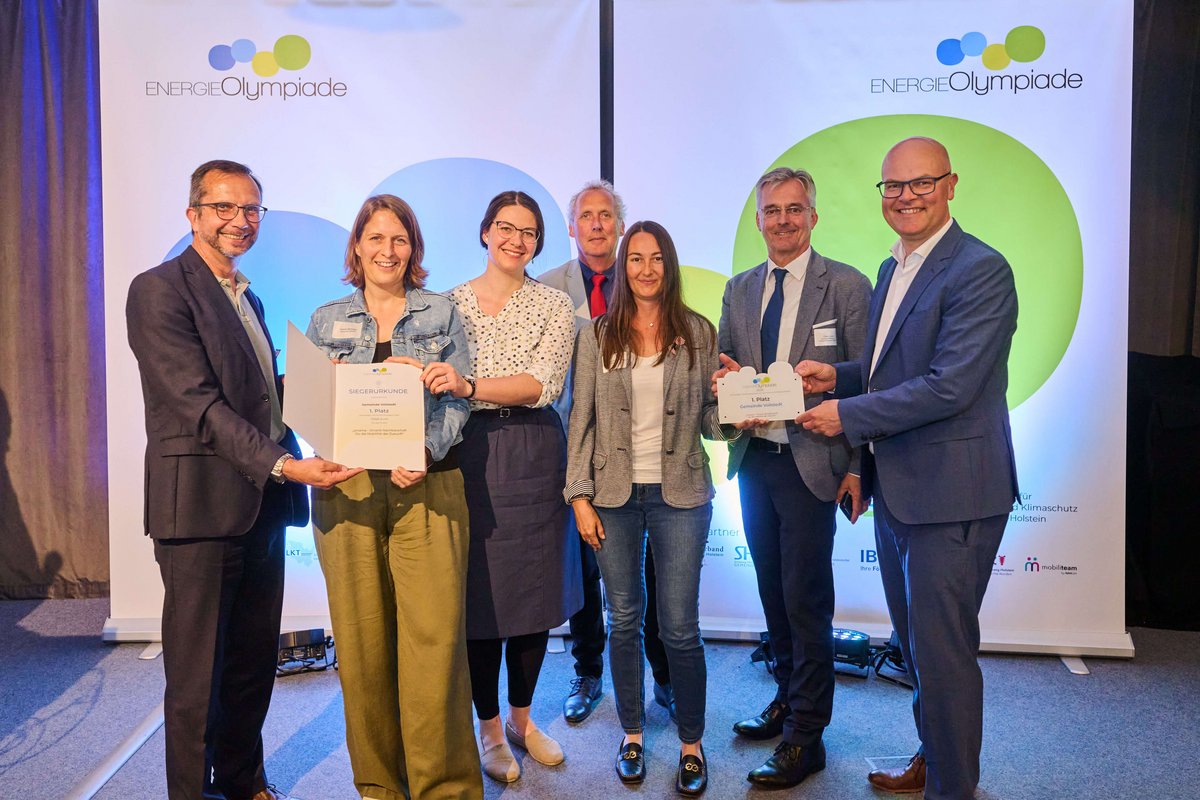 Eine Abordnung des Projekts smarna bei der Preisverleihung in Rendsburg. Fotos: © EKSH/Henrik Matzen eine Gruppe Frauen und Männer