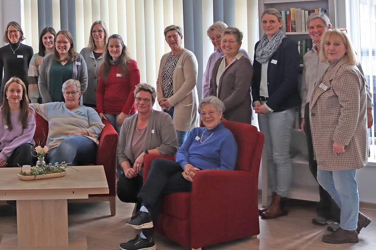 Die Teilnehmenden des Netzwerktreffens der Gemeindekümmerer.  Foto: Kreis NF Eine große Gruppe von Frauen und Männern