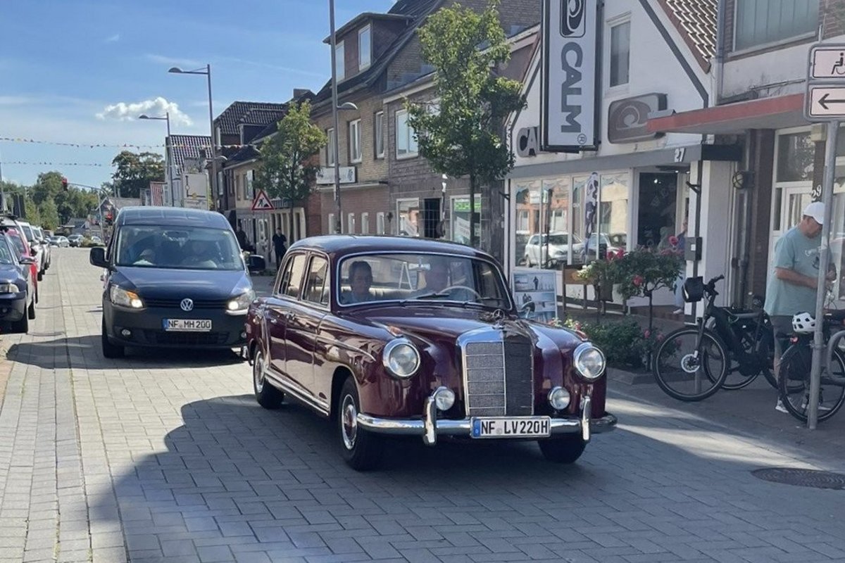 Stunde ums Stunde reisten weitere Oldtimer an. ein altes Auto