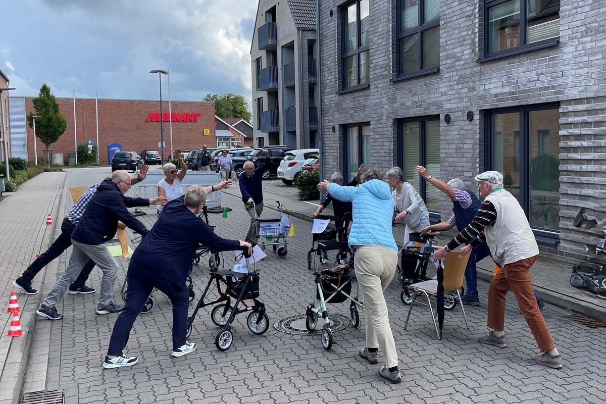 Der Seniorenbeirat animierte zu Rollator-Gymnastik. eine Gruppe Menschen macht Gymnastik