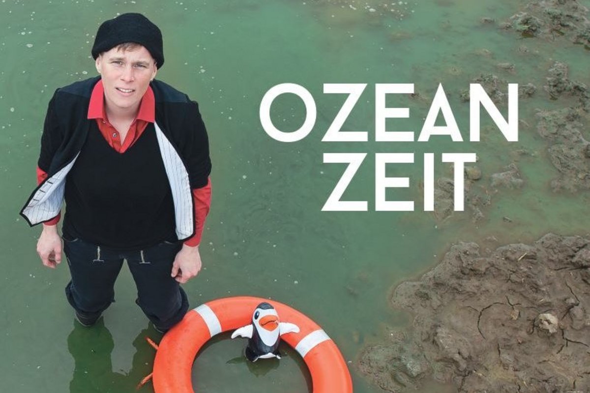 Sunna Huygen tritt im Oktober in Bredstedt auf. Foto: Annett Melzer Eine Frau steht im Wasser