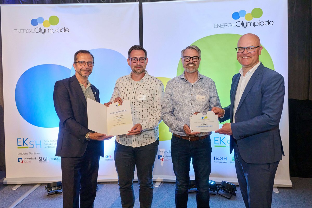Dr. Frank Osterwald (EKSH, von links), Marvin Friedrichsen und Matthias Rugullis aus Lütjenholm sowie Tobias Goldschmidt, Schleswig-Holsteins Minister für Energiewende, Klimaschutz, Umwelt und Natur. Vier Männer