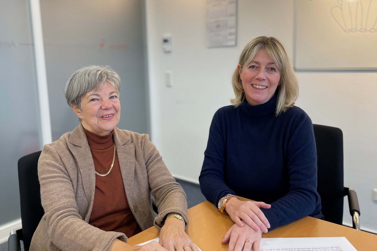 Irmtraut Rohde (links) und Christine Friedrichsen stellen erneut das Selbstbewusstseinstraining „Starke Frauen“ auf die Beine. Foto: Felix Middendorf Zwei Frauen sitzen an einem Tisch