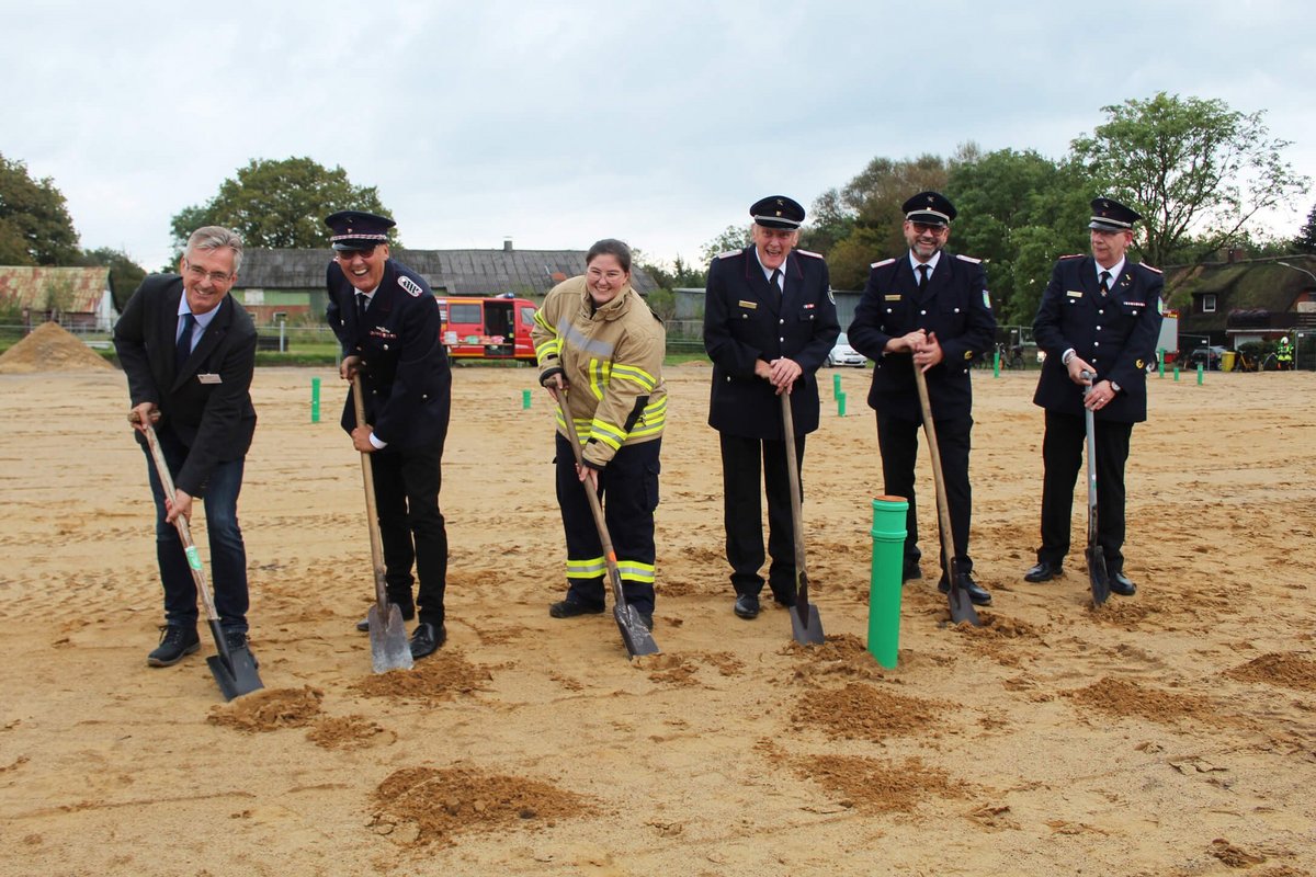 Spatenstich für das Feuerwehrgerätehaus: Breklums Bürgermeister Claus Lass (v. links), Struckums Bürgermeister Bendix Asmussen, Lena Matthiesen und Heino Tobiesen (FFW Struckum), Alexander Loos sowie Torsten Wrigge (FFW Breklum). Foto: Middendorf Sechs Personen halten jeweils einen Spaten