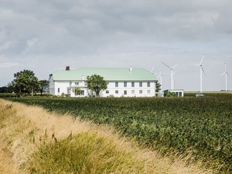 weißes Haus mit mintgrünem Dach