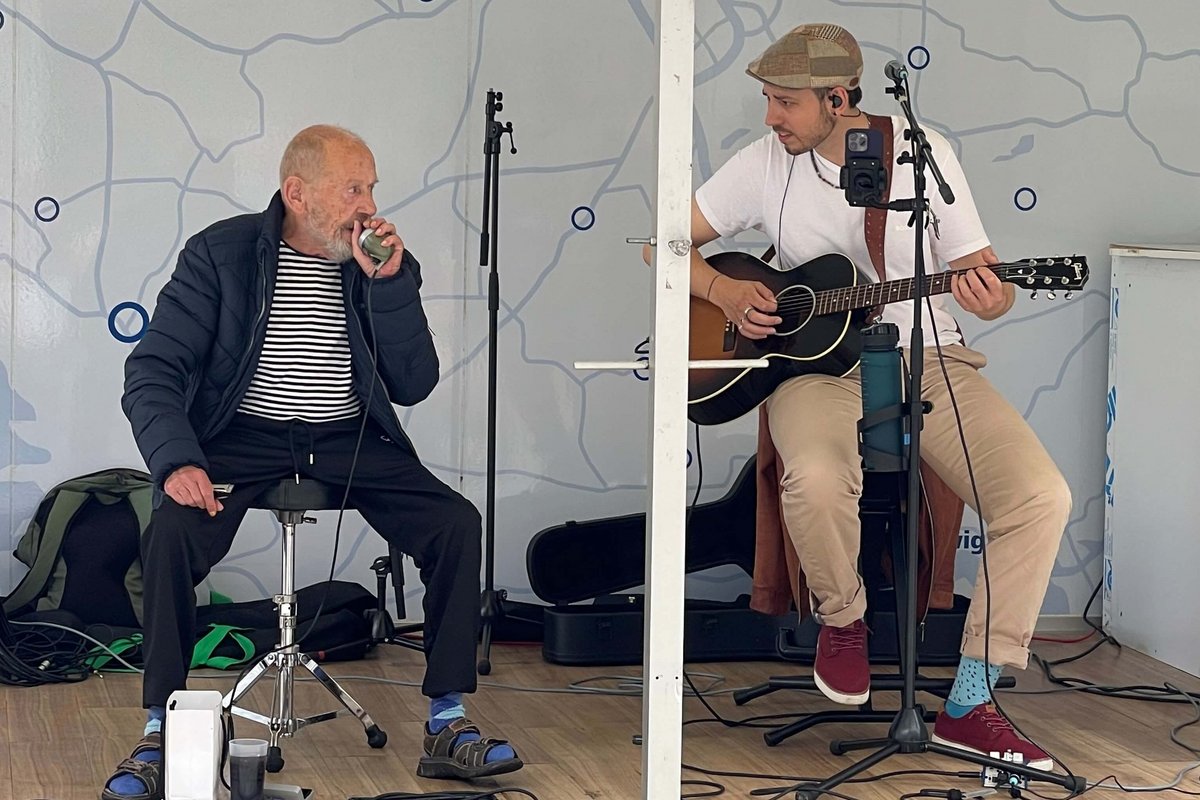 Heimlicher Höhepunkt: Das Kurz-Konzert von Peter Froese (links) und Theo Klattenhoff. Zwei Musiker auf einer kleinen Bühne