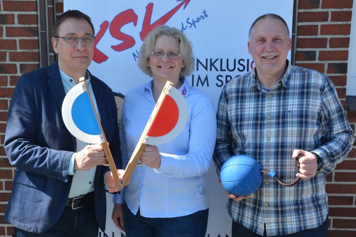 Nina Hansen (Sportabzeichenbeauftragte), Matthias Hansen (Vorsitzender des KSV NF) und Thomas Jensen (Leichtathletikabteilung des Bredstedter TSV) freuen sich auf einen lebendigen, sportlichen Tag in Bredstedt. Foto: KSV Zwei Männer und eine Frau