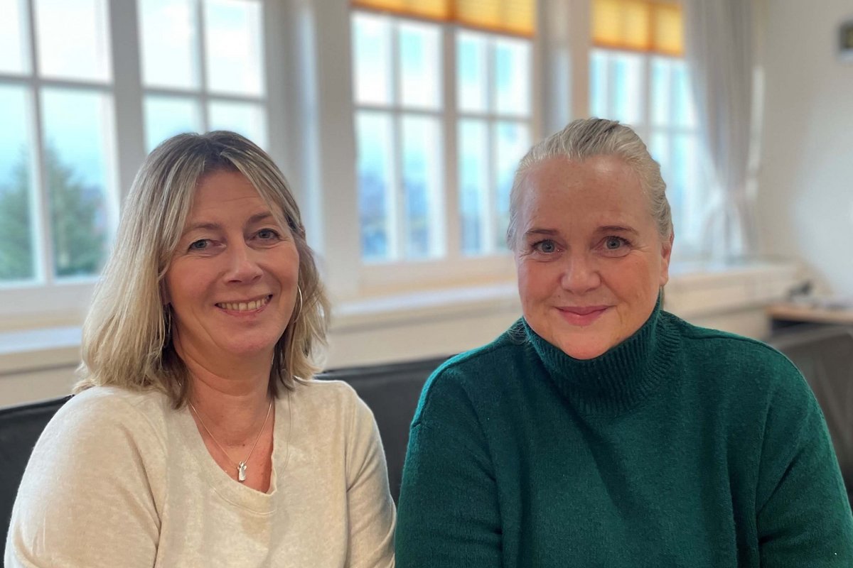 Die Gleichstellungsbeauftragte Christine Friedrichsen lädt gemeinsam mit Schauspielpädagogin Jacqueline Kähler zu einer ganz besonderen Auszeit für Frauen ein. Foto: Felix Middendorf Zwei Frauen