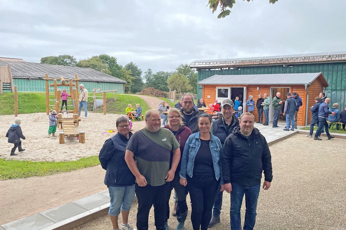Bürgermeisterin Steffi Thordsen (3. v. rechts) und ihre Gemeindevertretung sind stolz auf das gelungene Projekt zur Belebung des Dorfes. Fotos: Felix Middendorf eine Gruppe Frauen und Männer steht auf einem Spielplatz