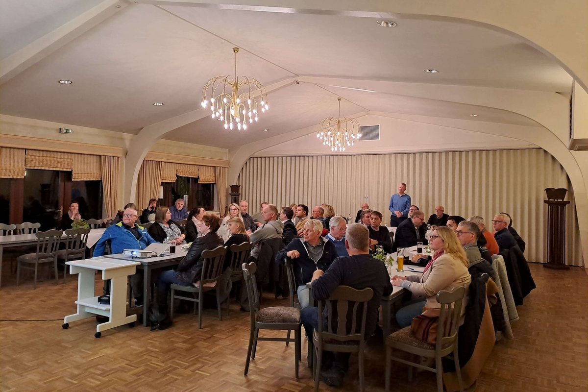 In Enge-Sande trafen sich kürzlich die Mitglieder der AktivRegion Nordfriesland Nord. Foto: AktivRegion Viele Menschen in einem Sitzungssaal