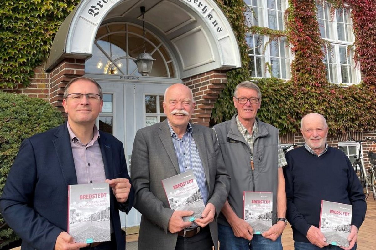 Sie alle sind stolz auf das neue Bredstedt-Buch: Bürgermeister Christian Schmidt (von links), Buchautor Prof. Thomas Steensen und Nis-Peter Nissen sowie Hans Peter Nissen vom Geschichtsverein.. Vier Männer stehen nebeneinander und halten jeweils ein Buch