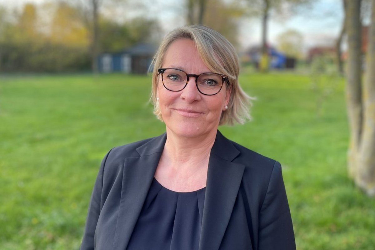 Ab dem 01. Juni wird Judith Horn das Amt Mittleres Nordfriesland leiten. Foto: Felix Middendorf Blonde Frau mit dunkler Brille.