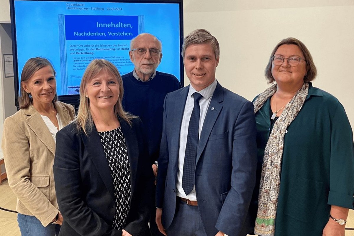 Stefanie Petersen (Verein BordelumHus, von links), Bürgermeisterin Susanne Bahnsen, Heinrich Becker von der Chronik-Gruppe, Landrat Florian Lorenzen und Pastorin Kerstin Schaack bei der Vorstellung der Gedenktafel auf dem Stollberg. Foto: F. Middendorf Eine Gruppe von drei Frauen und zwei Männern