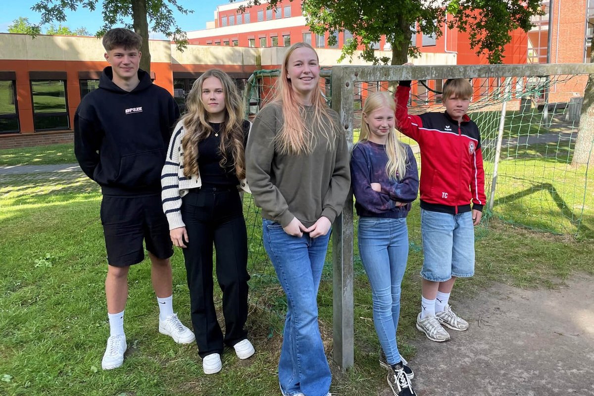 Rune (von links), Thea, Malia, Emma und Tjark, stehen stellvertretend für die 35 Schulklassen der Gemeinschaftsschule, die sich dringend Verbesserungen für ihre Pausenhöfe wünschen. Fotos: Felix Middendorf Fünf Mädchen und Jungen