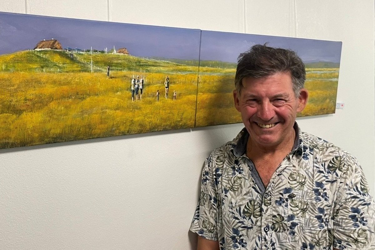 Werke des Kunstmalers Noel Lister sind zurzeit im Amtsgebäude zu sehen. Foto: Felix Middendorf  Ein Mann steht vor einem gemalten Bild