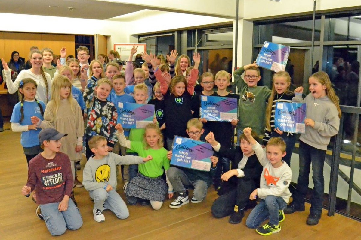 Gruppenbild der Gewinnerinnen und Gewinner des Wettbewerbs Schule macht Sinn - geh hin. Foto: Kreis Nordfriesland Eine große Gruppe von Mädchen und Jungen