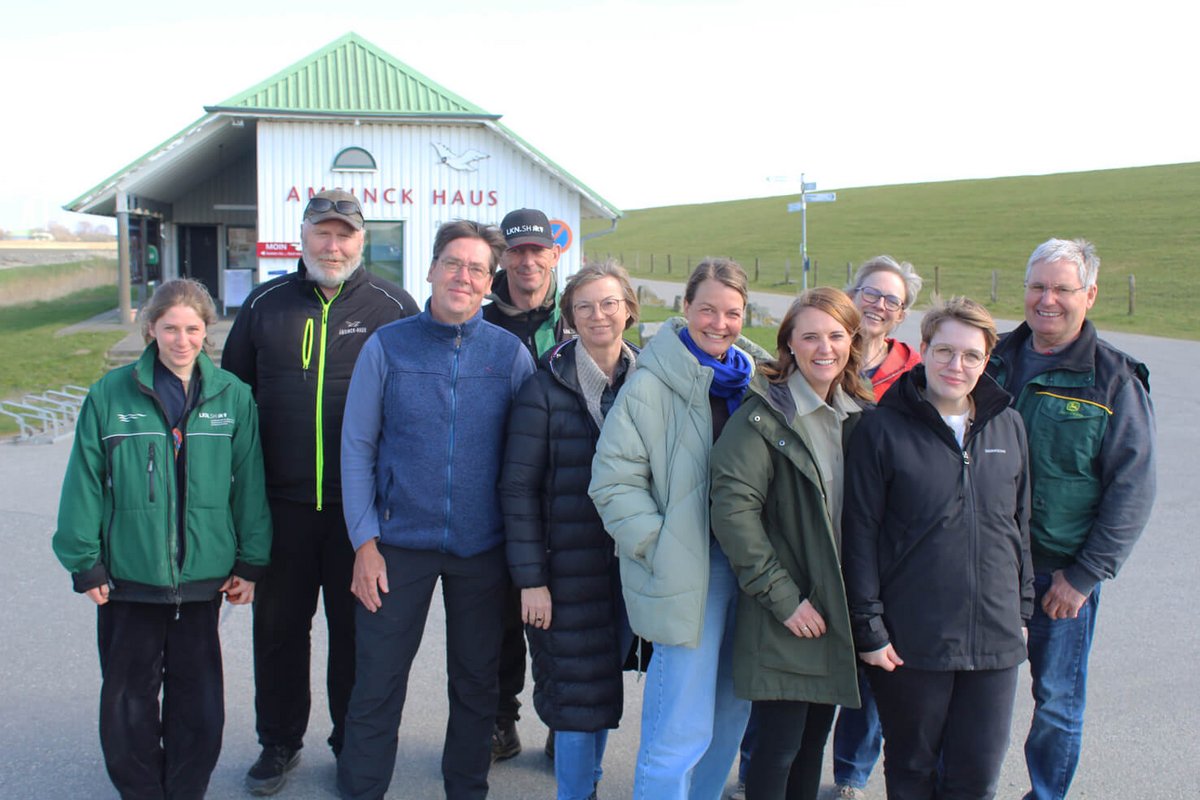 Die Lenkungsgruppe: NABU-Praktikantin Katharina Schulenburg (von links), Jörg Hansen, Martin Kühn, Rainer Rehm, Anke Dethlefsen, Imke Gonnsen, Femke Hecker, Elke Grünberg, Kerstin Paulsen, Gerhard Volquardsen. Foto: Felix Middendorf Eine Menschengruppe vor dem Amsinck-Haus.