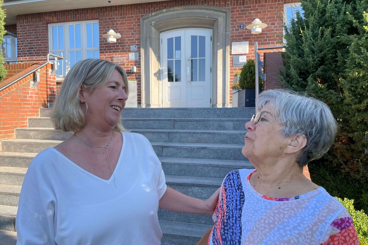 Christine Friedrichsen (links, Gleichstellungsbüro) und Irmtraud Rohde (Seniorenbeirat) laden gemeinsam zu einem spannenden Persönlichkeits-Kursus ein. Foto: Felix Middendorf Zwei Frauen blicken sich an.