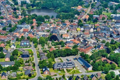 Ansicht auf die Stadt Bredstedt mit Amtsgebäude und Mühlenteich. Luftbild: MBU-Net Die Stadt Bredstedt aus der Höhe
