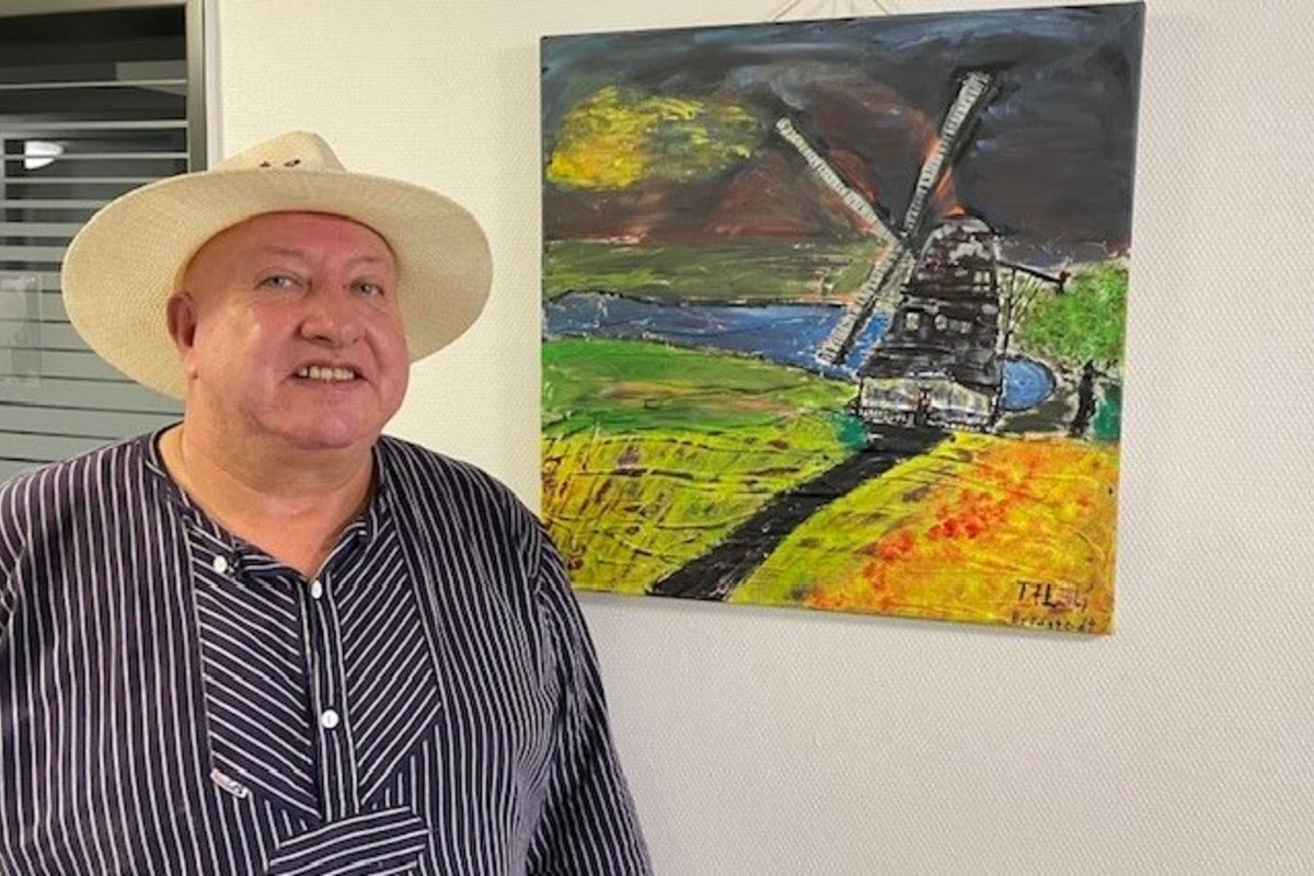 Zu den Öffnungszeiten der Amtsverwaltung sind die Bilder von Andreas Lütkemeyer im Obergeschoss des Hauses zu sehen. Foto: Felix Middendorf Ein Mann steht vor einem Bild an der Wand