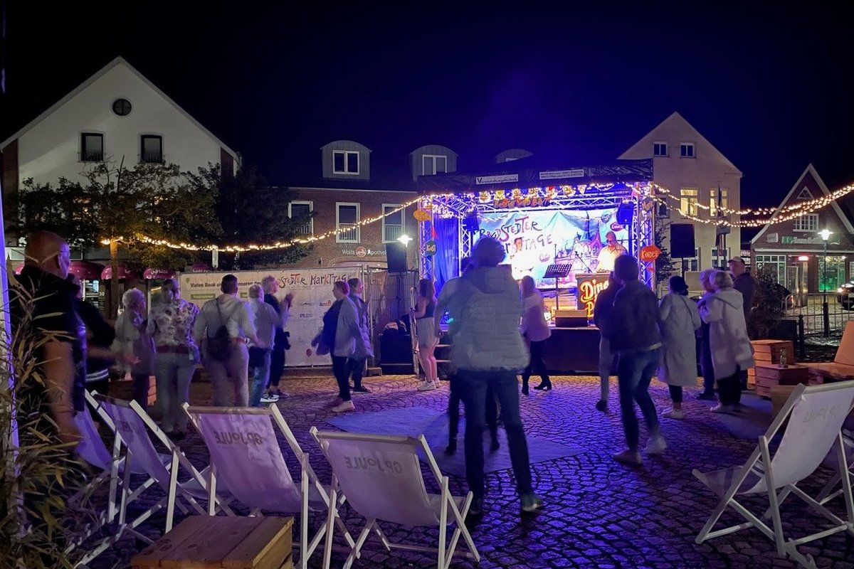 auch Live-Musik wird die diesjährige Summer-Lounge bereichern. Foto: Stadtmarketing Bredstedt Menschen tanzen vor einer Bühne mit Musikern