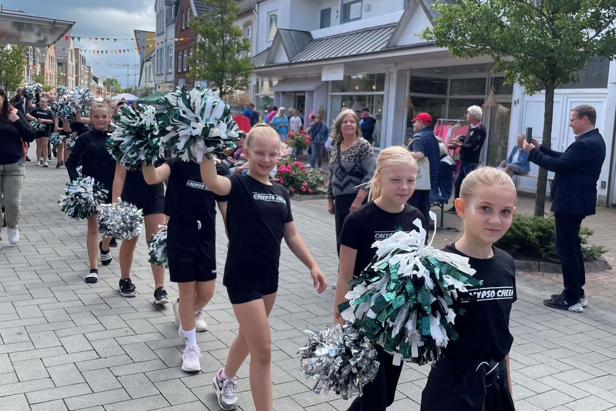 Auch die Calypso Cheerleader begleiteten den "Tag der Vereine". Junge Menschen auf einer Straße