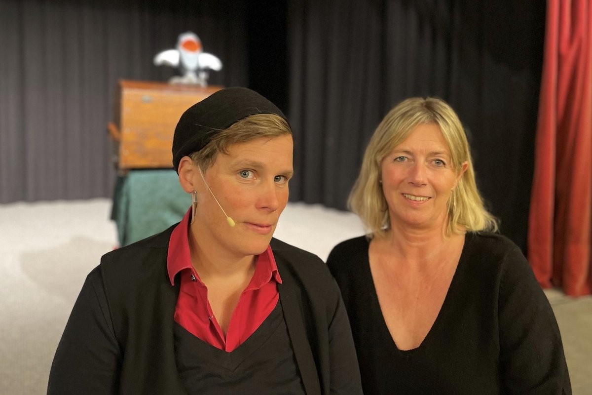 Sunna Huygen (links) begeisterte auf Einladung von Christine Friedrichsen das Publikum im Bredstedter Bürgerhaus mit scharfzüngigem Kabarett. Foto: Felix Middendorf Zwei Frauen