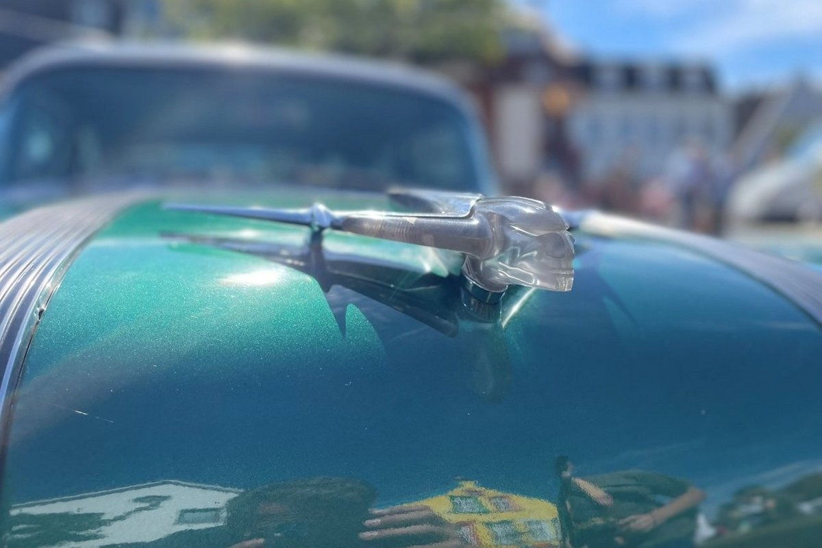Die Kühlerfigur dieses Pontiac beeindruckte ebenso... Eine Flugzeugartige Kühlerfigur