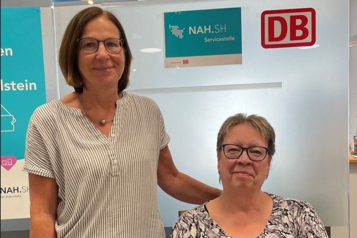 Sabine Krecklow (links) und Ose Johannsen verkaufen in der Tourist-Info weiterhin Zugfahrkarten. Foto: Felix Middendorf Zwei Frauen