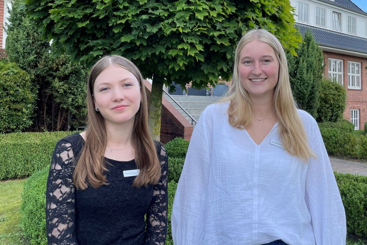 Femke Nissen (links) und Ose Matthiesen sind die neuen Auszubildenden im Amt Mittleres Nordfriesland. Foto: Felix Middendorf  Zwei junge Frauen
