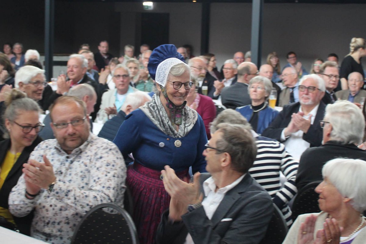 Viel Applaus gab es für Bredstedts neue Ehrenbürgerin Tina Staupe von den Gästen im Alten Heizwerk. Viele Menschen applaudieren