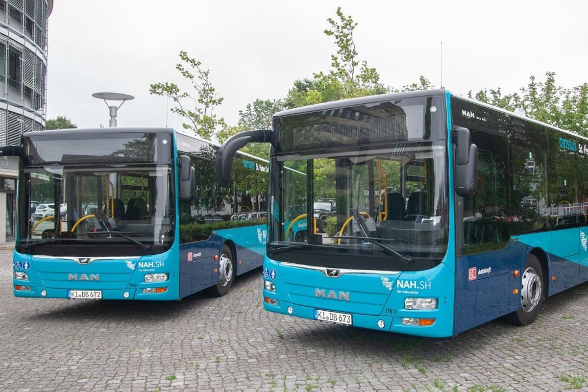 Zwei Linienbusse