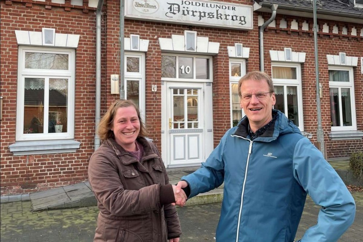 Bürgermeister Melf Hansen freut sich, dass die Gemeinde mit Manita Thordsen eine engagierte Koordinatorin für den Dörpskrog gewinnen konnte. Fotos: Felix Middendorf  Eine Frau und ein Mann