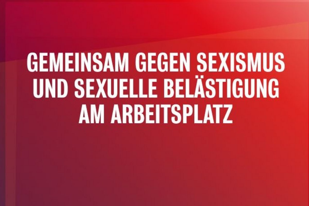 Vor rotem Hintergrund stehen die Worte: Gemeinsam gegen Gewalt und sexuelle Belästigung am Arbeitsplatz