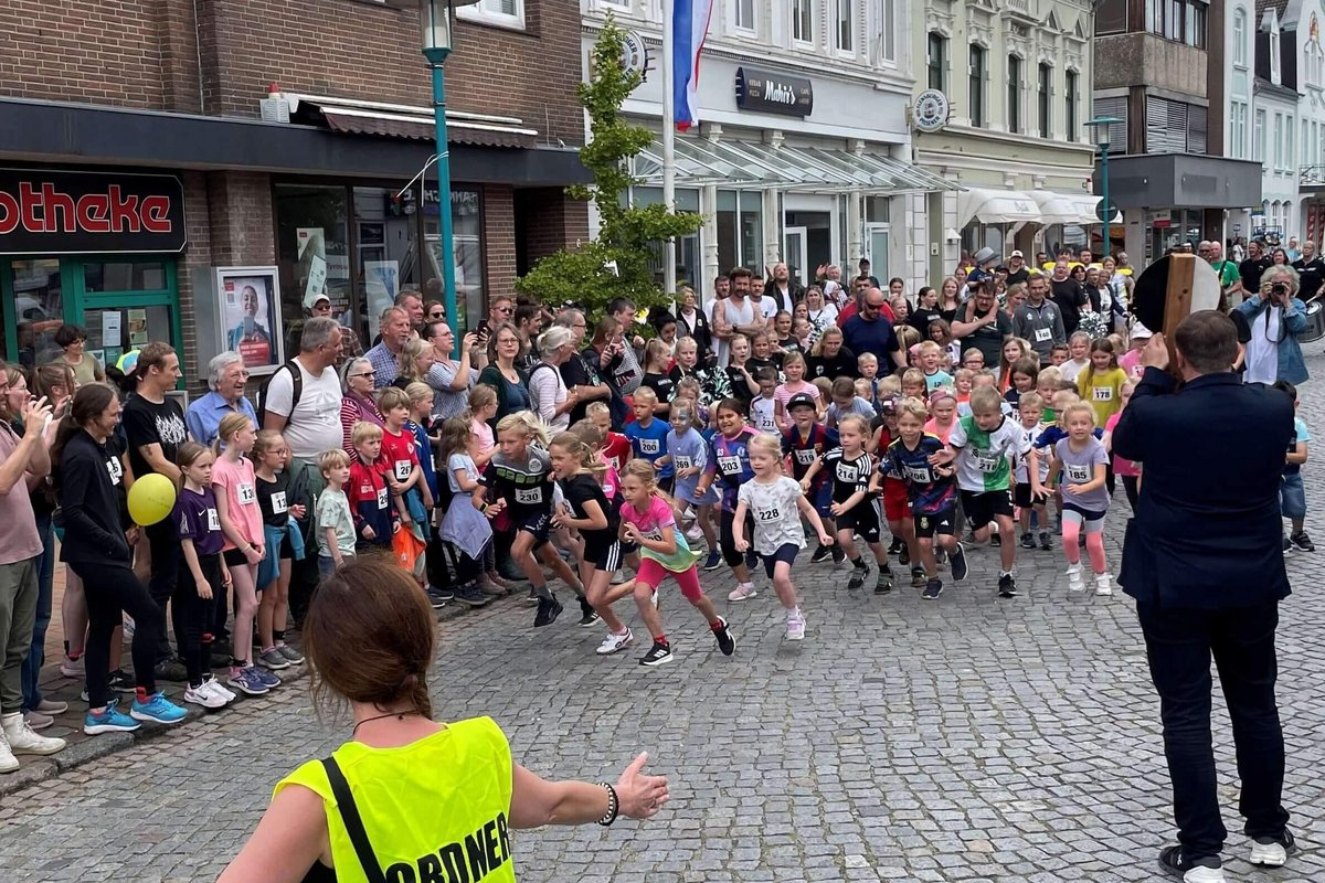 Der 3. Markttage-Lauf begann mit den Jüngsten. Fotos: Felix Middendorf  Zahlreiche Kinder starten einen Lauf