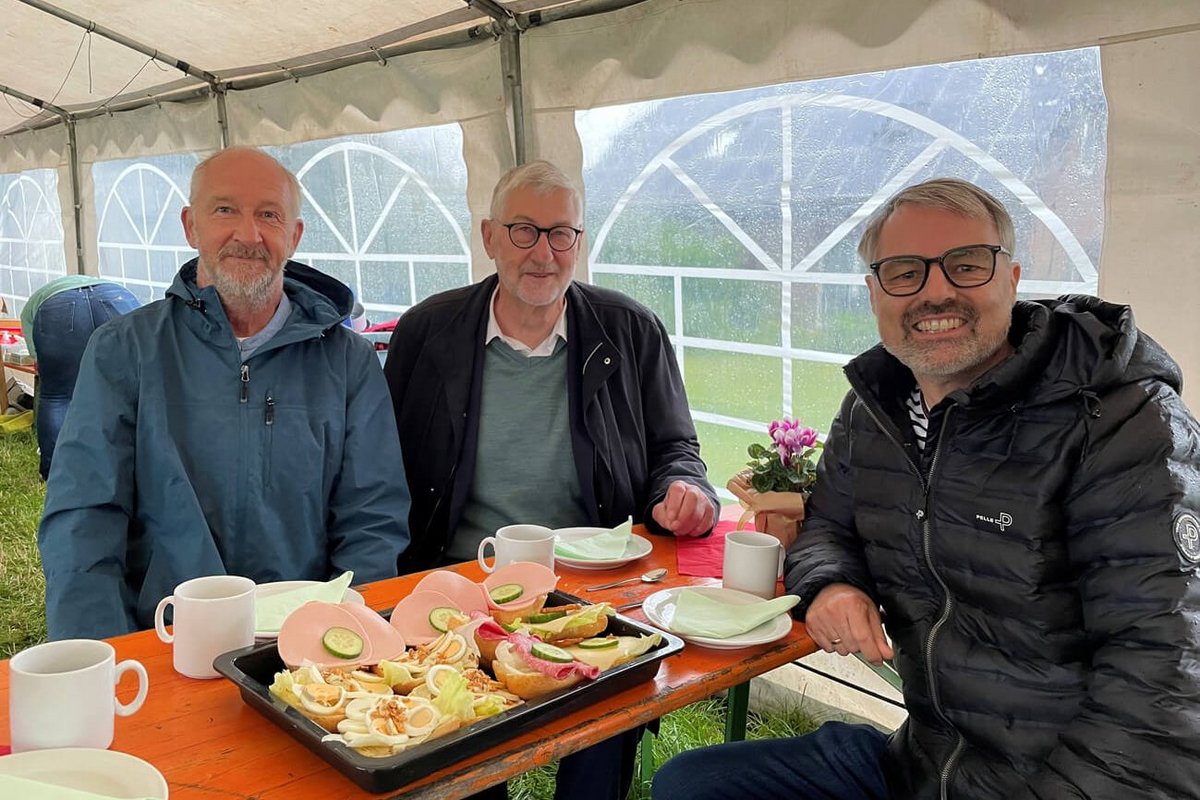 Amtsvorsteher und Schirmherr Olde Oldsen (von links), der stellvertretende Kreispräsident Jens Peter Jensen und Lütjenholm Bürgermeisters Matthias Rugullis wünschten den Ringreitern viel Glück und Erfolg bei den Wettkämpfen. Drei Männer an einem Tisch